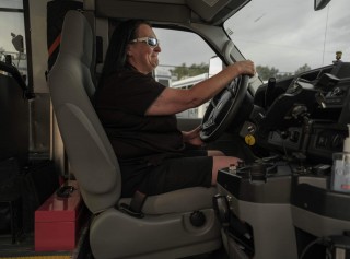 Conductrice en transport adapté dans son autobus