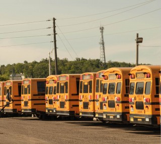Flotte d'autobus dans la cours de Autobus Auger